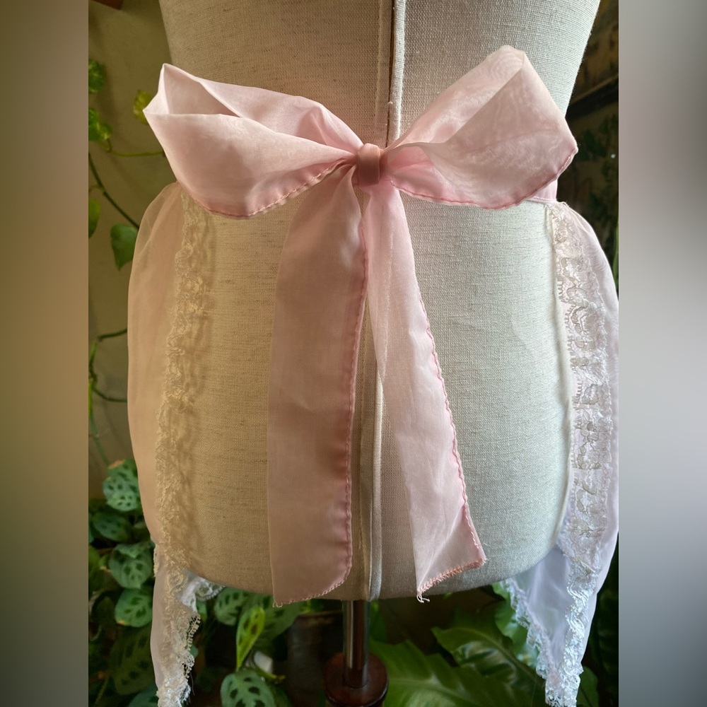 SOLD 🚫 Vintage 1950’s Baby Pink Organza Apron, White Lace Trim | Pockets XS-M - Picture 3 of 8